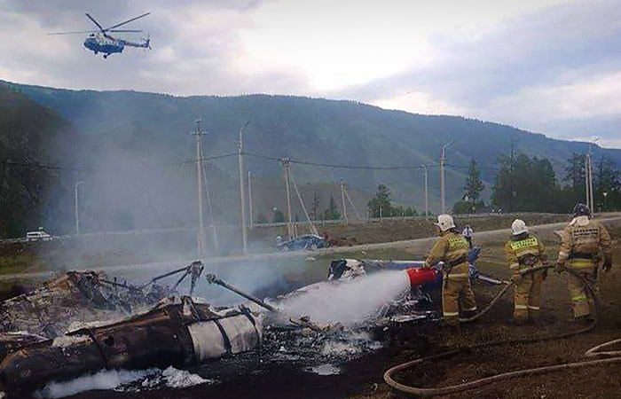 Двое пассажиров разбившегося на Алтае вертолета самостоятельно покинули место катастрофы