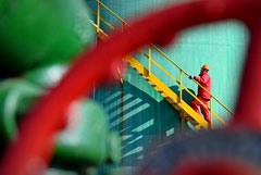 Нефть дешевеет после роста по итогам пятой недели подряд