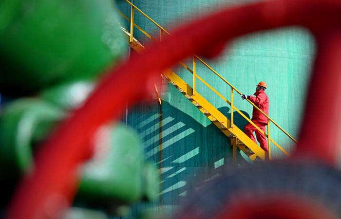 Нефть дешевеет после роста по итогам пятой недели подряд