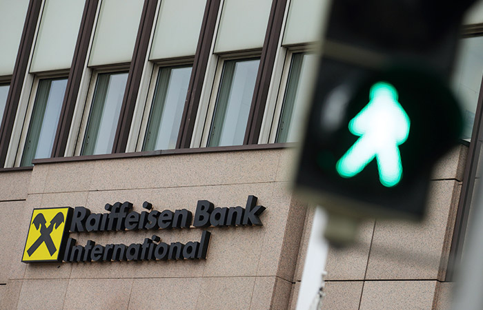 Группа Raiffeisen сократила чистую прибыль вдвое во II квартале