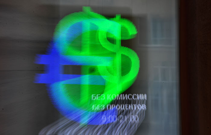 Курс доллара поднялся выше 99 рублей впервые с 25 марта 2022 года