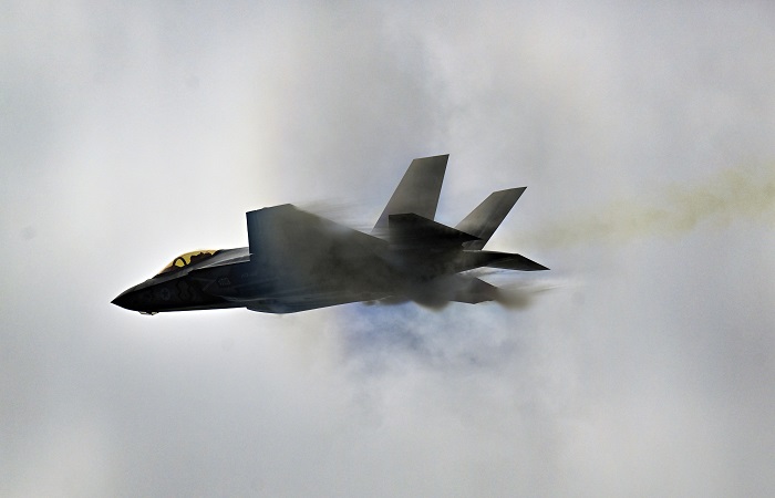 ВС РФ заявили об опасном сближении американских истребителей с российскими