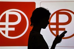Рубль немного теряет относительно доллара и стабилен к юаню