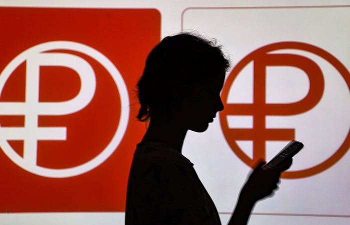 Рубль немного теряет относительно доллара и стабилен к юаню