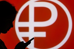 Рубль стабилен относительно доллара и юаня