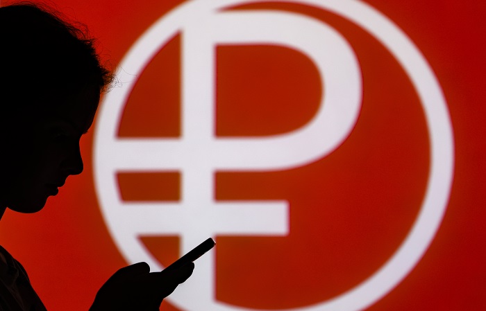 Рубль стабилен относительно доллара и юаня