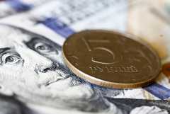 Рубль слабо изменился к доллару и юаню на фоне противоречивых сигналов