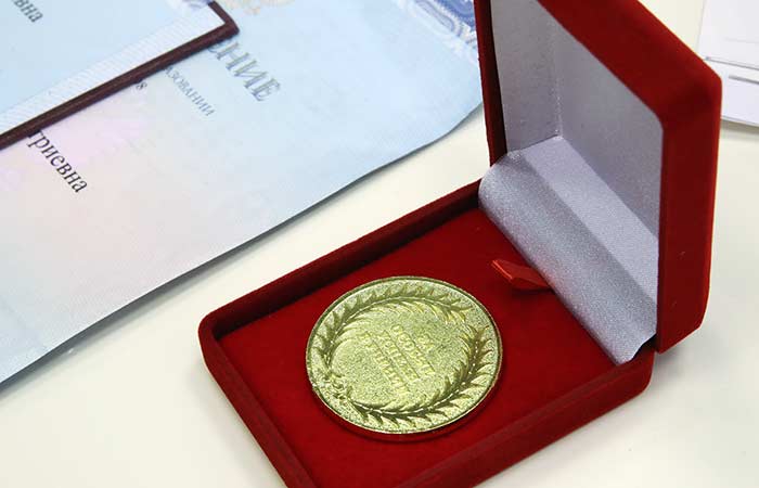 Золотые медали получат отличники, набравшие не менее 70 баллов за ЕГЭ по русскому языку