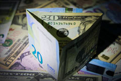 Доллар и евро подорожали на "Мосбирже" на 6,5 копейки