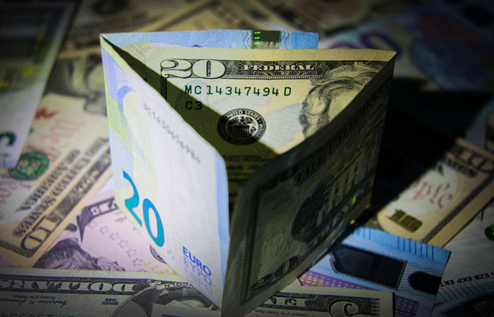 Доллар и евро подорожали на "Мосбирже" на 6,5 копейки