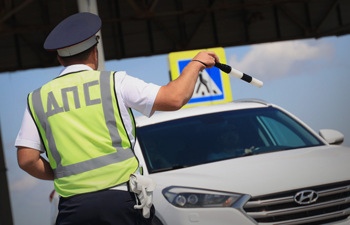 В ГИБДД заявили, что штрафовать за большие планшеты на лобовом стекле нет смысла