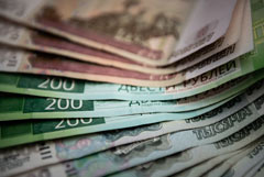 Крупнейшие банки в августе продали валюту на 510 млрд рублей