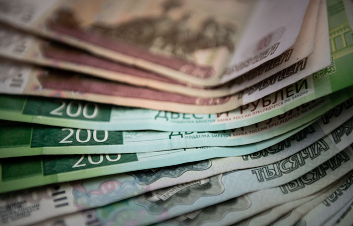 Крупнейшие банки в августе продали валюту на 510 млрд рублей