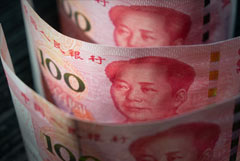 Курс юаня к доллару США упал до минимума за 16 лет
