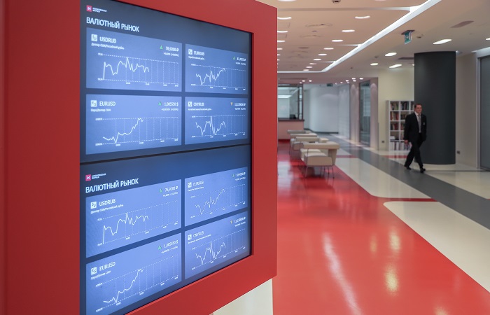 Рубль немного уступает доллару и растет к юаню на старте торгов