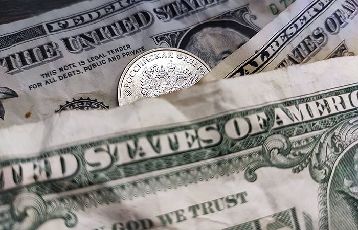 Рубль после утреннего заметного укрепления к середине дня сдал позиции