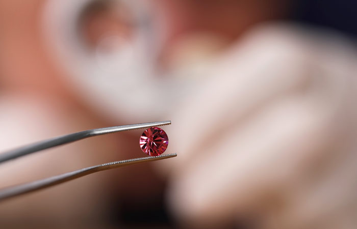 De Beers откажется от продажи обручальных колец с синтетическими бриллиантами