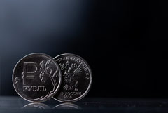 Рубль закрылся в пятницу умеренным ростом, растеряв половину достижений