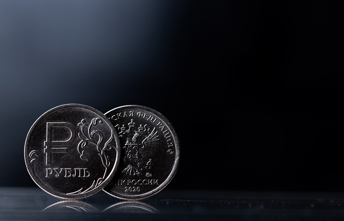 Рубль закрылся в пятницу умеренным ростом, растеряв половину достижений