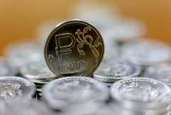 Рубль слабо изменился к доллару и юаню на старте торгов в понедельник