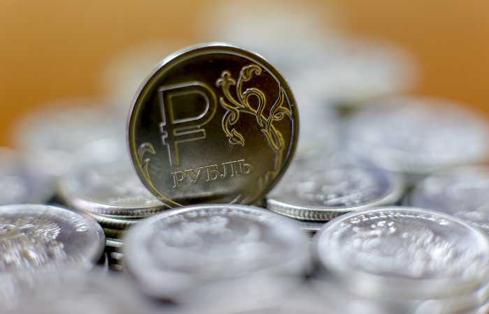 Рубль слабо изменился к доллару и юаню на старте торгов в понедельник