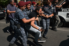 Полиция Армении сообщила о 98 задержанных на антиправительственных акциях