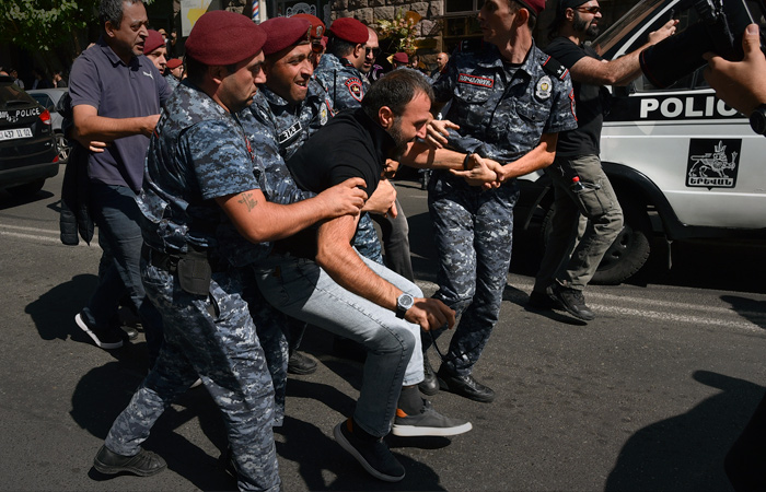 Полиция Армении сообщила о 98 задержанных на антиправительственных акциях