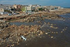 Водолазы МЧС РФ обследуют "красную зону" разрушений в ливийском городе Дерна