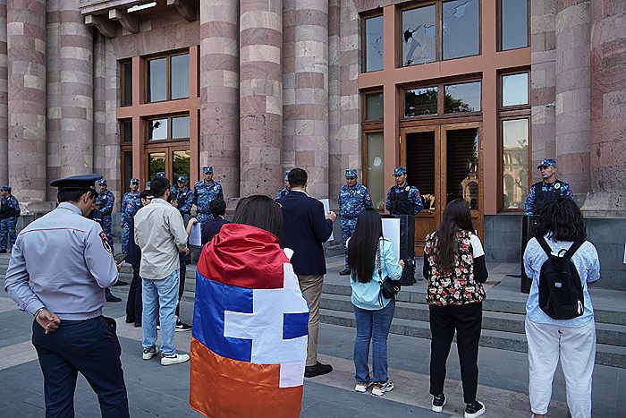 Армянская оппозиция пообещала с понедельника заблокировать ряд улиц Еревана
