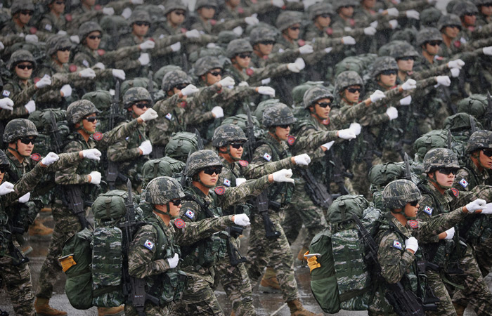 В Сеуле впервые за 10 лет прошел военный парад