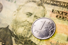 Рубль стабилен к доллару и юаню под воздействием разнонаправленных факторов