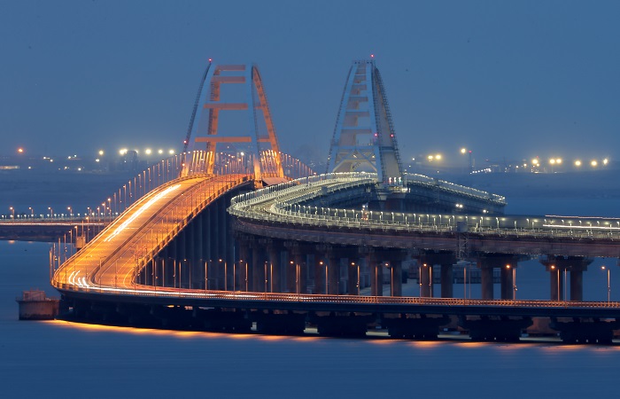 Крымский мост перекроют на девять часов для ремонта в ночь на вторник