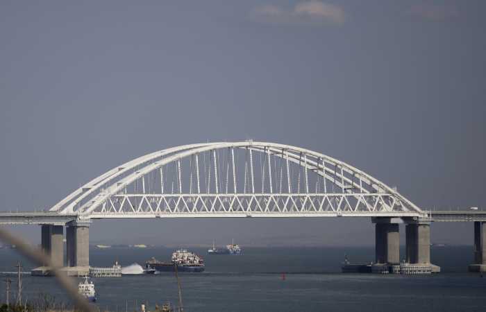 Крымский мост перекрыли для движения автомобилей до утра вторника
