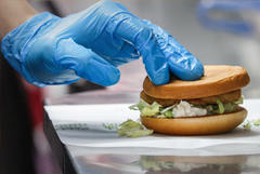 "Вкусно - и точка" повысила цены на бургеры на 10% после роста ставки НДС на них