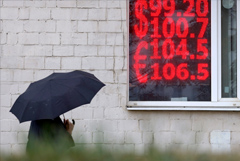 Доллар на "Мосбирже" поднялся выше 100 рублей в третий раз за год