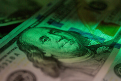 Доллар США в четверг закрыл торги выше 100 рублей впервые в этом году