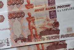 Рубль немного снизился к доллару и юаню на старте торгов в пятницу