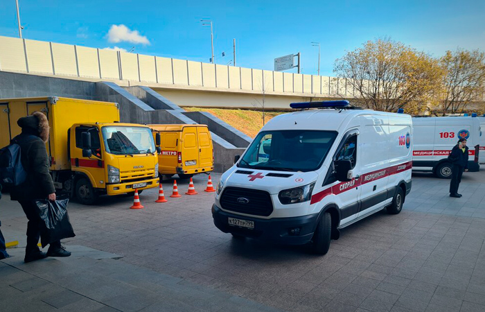 На станции метро "Печатники" в Москве пустой поезд врезался в стоявший состав