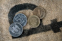 Рубль в пятницу умеренно подрос к основным валютам