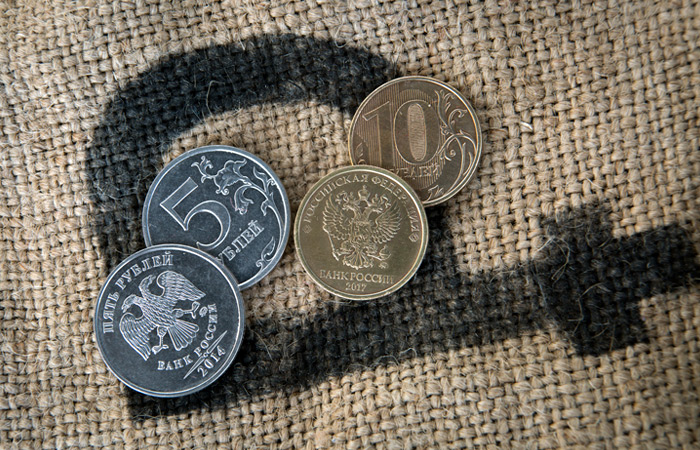 Рубль в пятницу умеренно подрос к основным валютам
