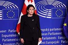 КС Грузии счел нарушением Конституции зарубежные визиты президента Зурабишвили