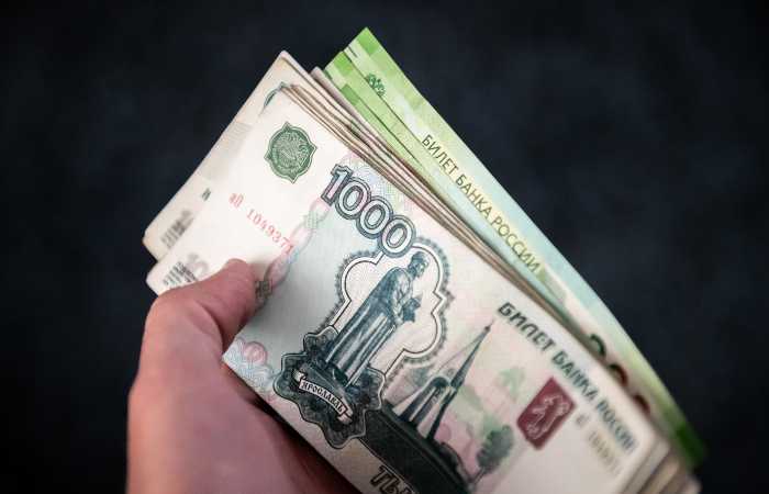 Рубль остался стабилен к доллару и юаню на фоне противоречивых факторов