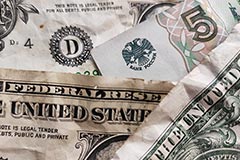 Курс доллара опустился ниже 95 рублей впервые с 13 сентября