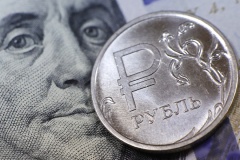 Рубль растет к доллару и юаню после спокойного старта