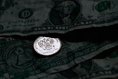 Рубль резко вырос к доллару и евро на решении ЦБ РФ повысить ставку до 15%