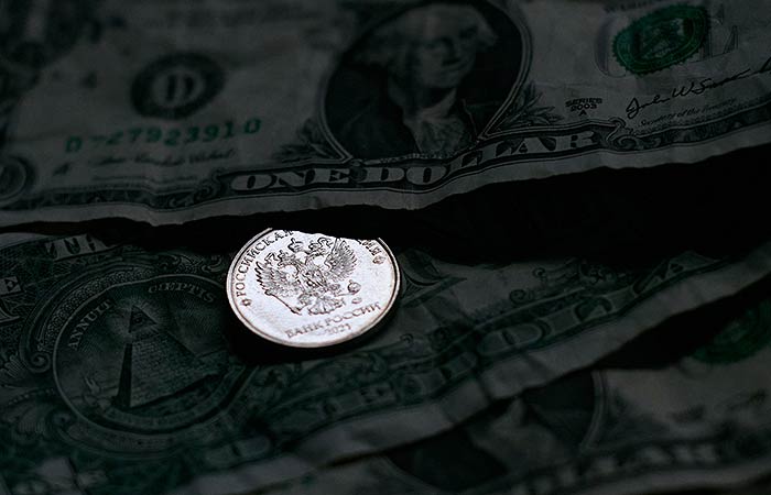 Рубль резко вырос к доллару и евро на решении ЦБ РФ повысить ставку до 15%