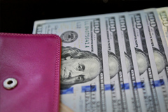 Курс доллара опустился до 92 рублей впервые со 2 августа