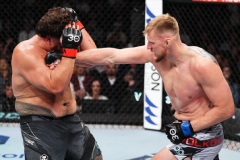 Российский тяжеловес Волков победил австралийца Туивасу на турнире UFC
