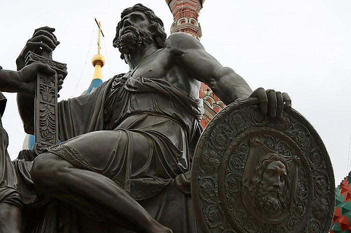 Путин возложил цветы к памятнику Минину и Пожарскому