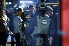 Полиция в аэропорту Гамбурга все еще ведет переговоры с захватившим заложницу